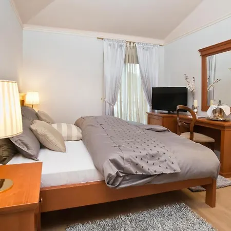 & Mani A Casa